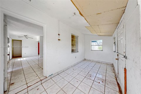 House in Opa-locka, Florida 2 bedrooms, 80.27 sq.m. № 1891578 - photo 4