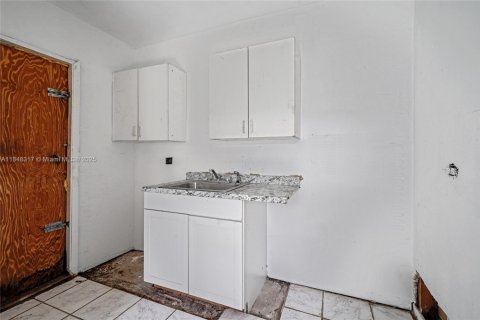 House in Opa-locka, Florida 2 bedrooms, 80.27 sq.m. № 1891578 - photo 10