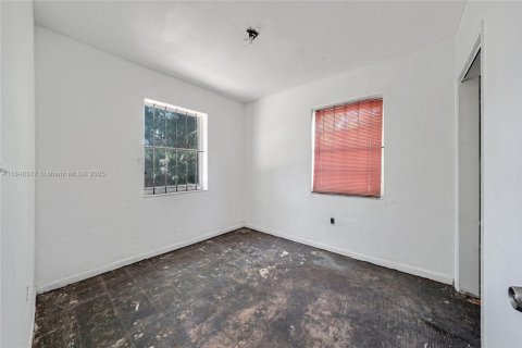 House in Opa-locka, Florida 2 bedrooms, 80.27 sq.m. № 1891578 - photo 14