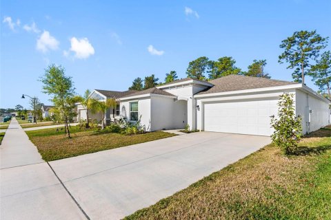 House in Osteen, Florida 4 bedrooms, 184.41 sq.m. № 1733326 - photo 1