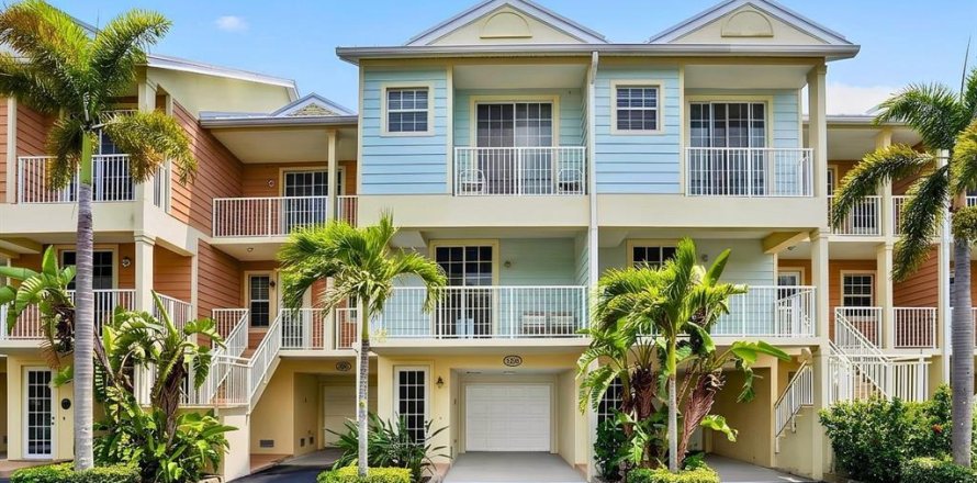 Townhouse in Ruskin, Florida 2 bedrooms, 116.87 sq.m. № 2258514
