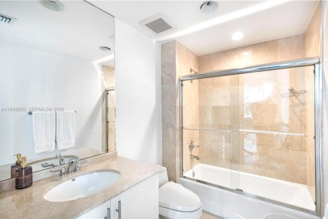 Condo in Miami Beach, Florida, 2 bedrooms  № 2052810 - photo 16