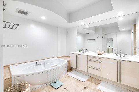 Condo in Miami Beach, Florida, 2 bedrooms  № 2052810 - photo 12