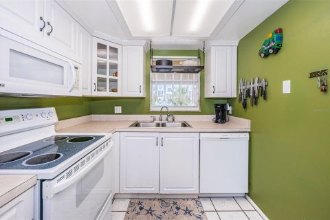 Condo in Saint Pete Beach, Florida, 2 bedrooms  № 1628244 - photo 11
