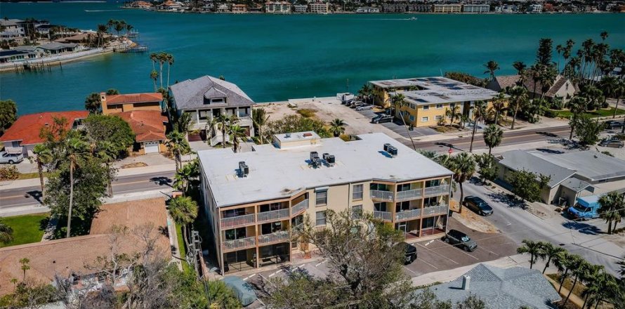 Condo in Saint Pete Beach, Florida, 2 bedrooms № 1628244
