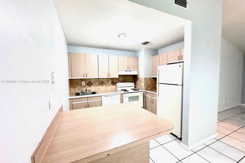 Снять в аренду кондоминиум в Майами, Флорида 2 спальни, 104.98м2, № 1955144 - фото 2