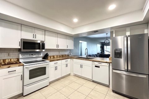 Condo in Stuart, Florida, 2 bedrooms  № 2186547 - photo 12