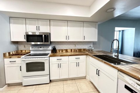 Condo in Stuart, Florida, 2 bedrooms  № 2186547 - photo 10