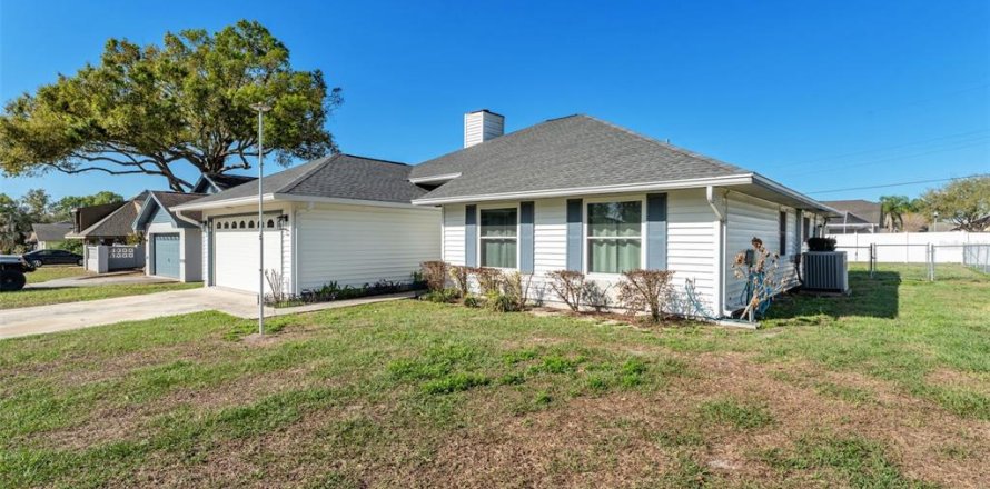 House in Lakeland, Florida 4 bedrooms, 159.23 sq.m. № 2106527