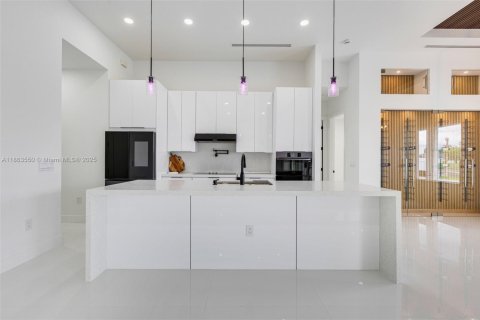 Casa en venta en Cape Coral, Florida, 4 dormitorios, 207.73 m2 № 1889902 - foto 5