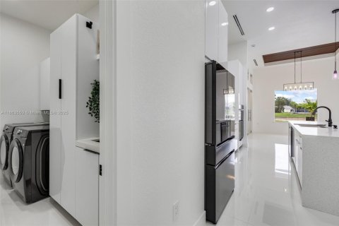 Casa en venta en Cape Coral, Florida, 4 dormitorios, 207.73 m2 № 1889902 - foto 13