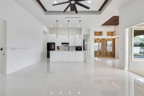 Casa en venta en Cape Coral, Florida, 4 dormitorios, 207.73 m2 № 1889902 - foto 3