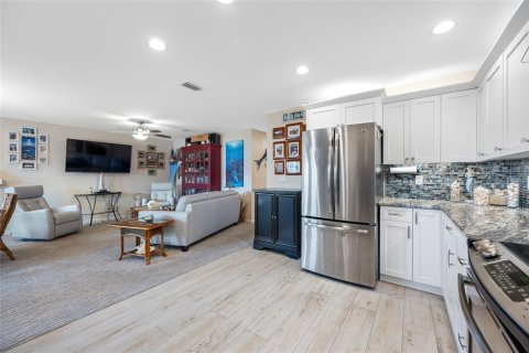 Condo in Seminole, Florida, 2 bedrooms  № 1871214 - photo 11