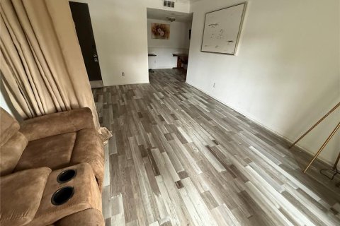 Condo in Altamonte Springs, Florida, 1 bedroom № 2239344 - photo 13