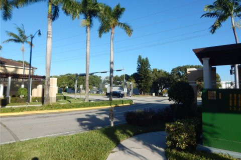 Снять в аренду таунхаус в Майами, Флорида 3 спальни, 145.48м2, № 1957323 - фото 6