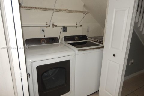 Снять в аренду таунхаус в Майами, Флорида 3 спальни, 145.48м2, № 1957323 - фото 7