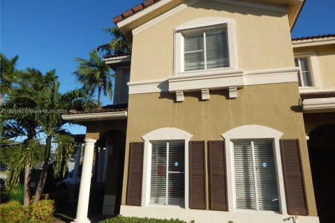 Снять в аренду таунхаус в Майами, Флорида 3 спальни, 145.48м2, № 1957323 - фото 1