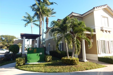Снять в аренду таунхаус в Майами, Флорида 3 спальни, 145.48м2, № 1957323 - фото 5