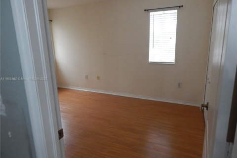 Снять в аренду таунхаус в Майами, Флорида 3 спальни, 145.48м2, № 1957323 - фото 9