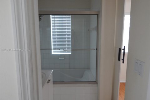 Снять в аренду таунхаус в Майами, Флорида 3 спальни, 145.48м2, № 1957323 - фото 8