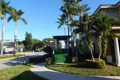 Снять в аренду таунхаус в Майами, Флорида 3 спальни, 145.48м2, № 1957323 - фото 4