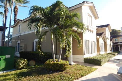 Снять в аренду таунхаус в Майами, Флорида 3 спальни, 145.48м2, № 1957323 - фото 3