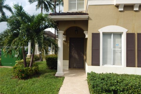 Снять в аренду таунхаус в Майами, Флорида 3 спальни, 145.48м2, № 1957323 - фото 2