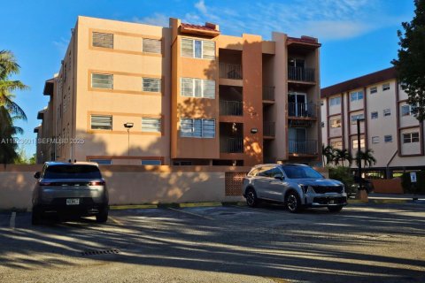 Снять в аренду квартиру в Майами, Флорида 3 спальни, 101.45м2, № 1983607 - фото 1