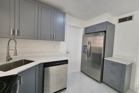 Снять в аренду квартиру в Майами, Флорида 3 спальни, 101.45м2, № 1983607 - фото 4