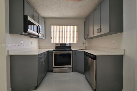 Снять в аренду квартиру в Майами, Флорида 3 спальни, 101.45м2, № 1983607 - фото 3