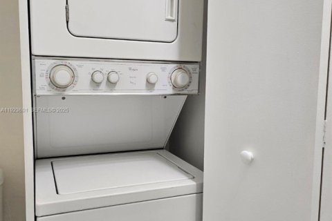 Снять в аренду квартиру в Майами, Флорида 3 спальни, 101.45м2, № 1983607 - фото 12