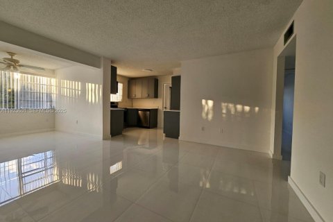 Снять в аренду квартиру в Майами, Флорида 3 спальни, 101.45м2, № 1983607 - фото 6