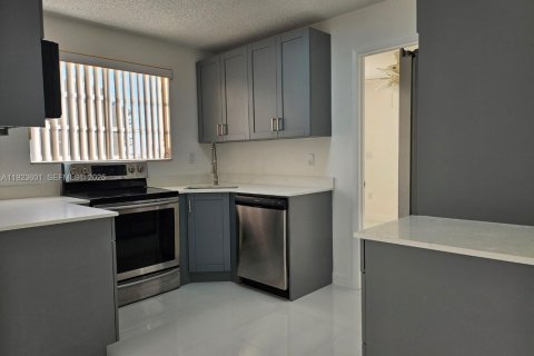 Снять в аренду квартиру в Майами, Флорида 3 спальни, 101.45м2, № 1983607 - фото 2