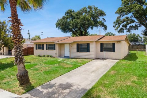 Villa ou maison à Brandon, Floride 4 chambres, 154.96 m2 № 2126877