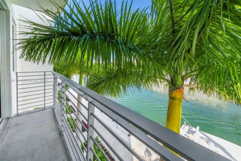 Townhouse in Miami Beach, Florida 3 bedrooms, 210.52 sq.m. № 2088285 - photo 18