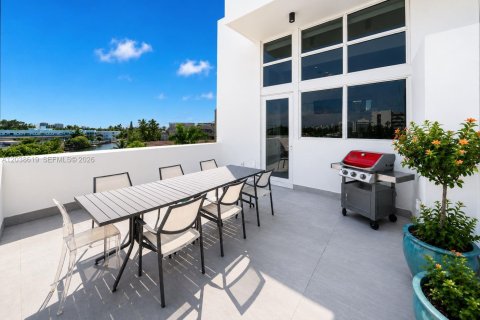 Townhouse in Miami Beach, Florida 3 bedrooms, 210.52 sq.m. № 2088285 - photo 28