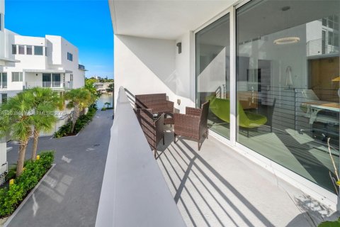 Townhouse in Miami Beach, Florida 3 bedrooms, 210.52 sq.m. № 2088285 - photo 16