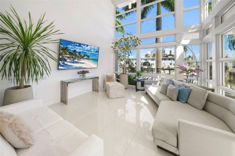 Townhouse in Miami Beach, Florida 3 bedrooms, 210.52 sq.m. № 2088285 - photo 2