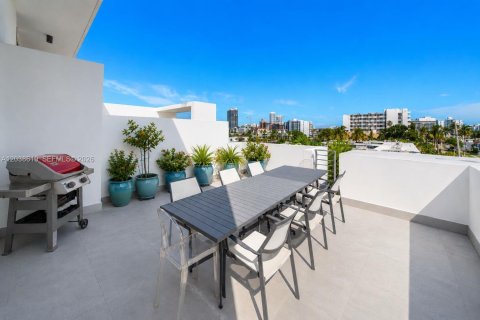 Townhouse in Miami Beach, Florida 3 bedrooms, 210.52 sq.m. № 2088285 - photo 27