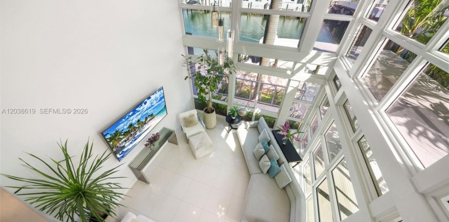 Townhouse in Miami Beach, Florida 3 bedrooms, 210.52 sq.m. № 2088285