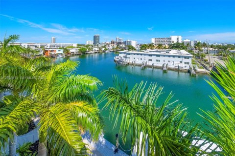 Townhouse in Miami Beach, Florida 3 bedrooms, 210.52 sq.m. № 2088285 - photo 29