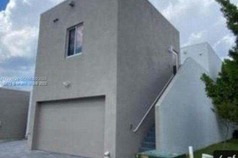 Снять в аренду кондоминиум в Дорал, Флорида 215.25м2, № 1994736 - фото 1