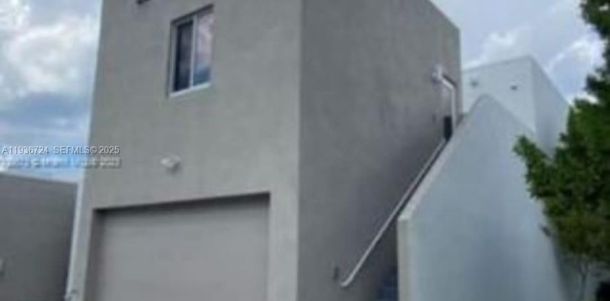 Студия в кондо в Дорал, Флорида в LANDMARK № 1994736