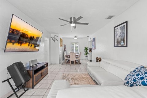 House in Miami, Florida 3 bedrooms, 86.58 sq.m. № 2015135 - photo 9