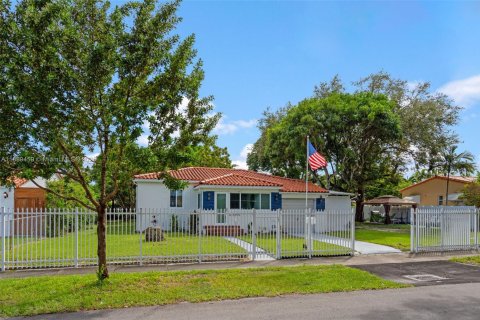House in Miami, Florida 3 bedrooms, 86.58 sq.m. № 2015135 - photo 2