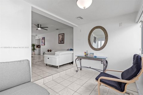 House in Miami, Florida 3 bedrooms, 86.58 sq.m. № 2015135 - photo 7