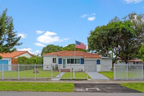 House in Miami, Florida 3 bedrooms, 86.58 sq.m. № 2015135