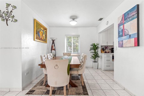 House in Miami, Florida 3 bedrooms, 86.58 sq.m. № 2015135 - photo 12