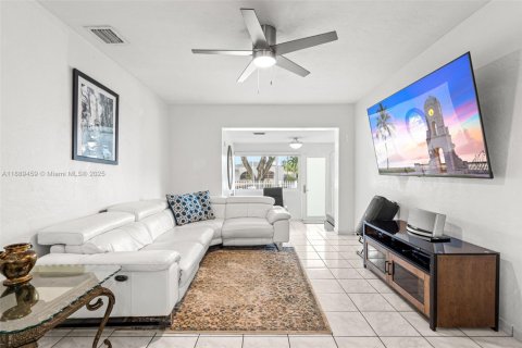 House in Miami, Florida 3 bedrooms, 86.58 sq.m. № 2015135 - photo 11