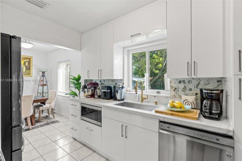 House in Miami, Florida 3 bedrooms, 86.58 sq.m. № 2015135 - photo 16